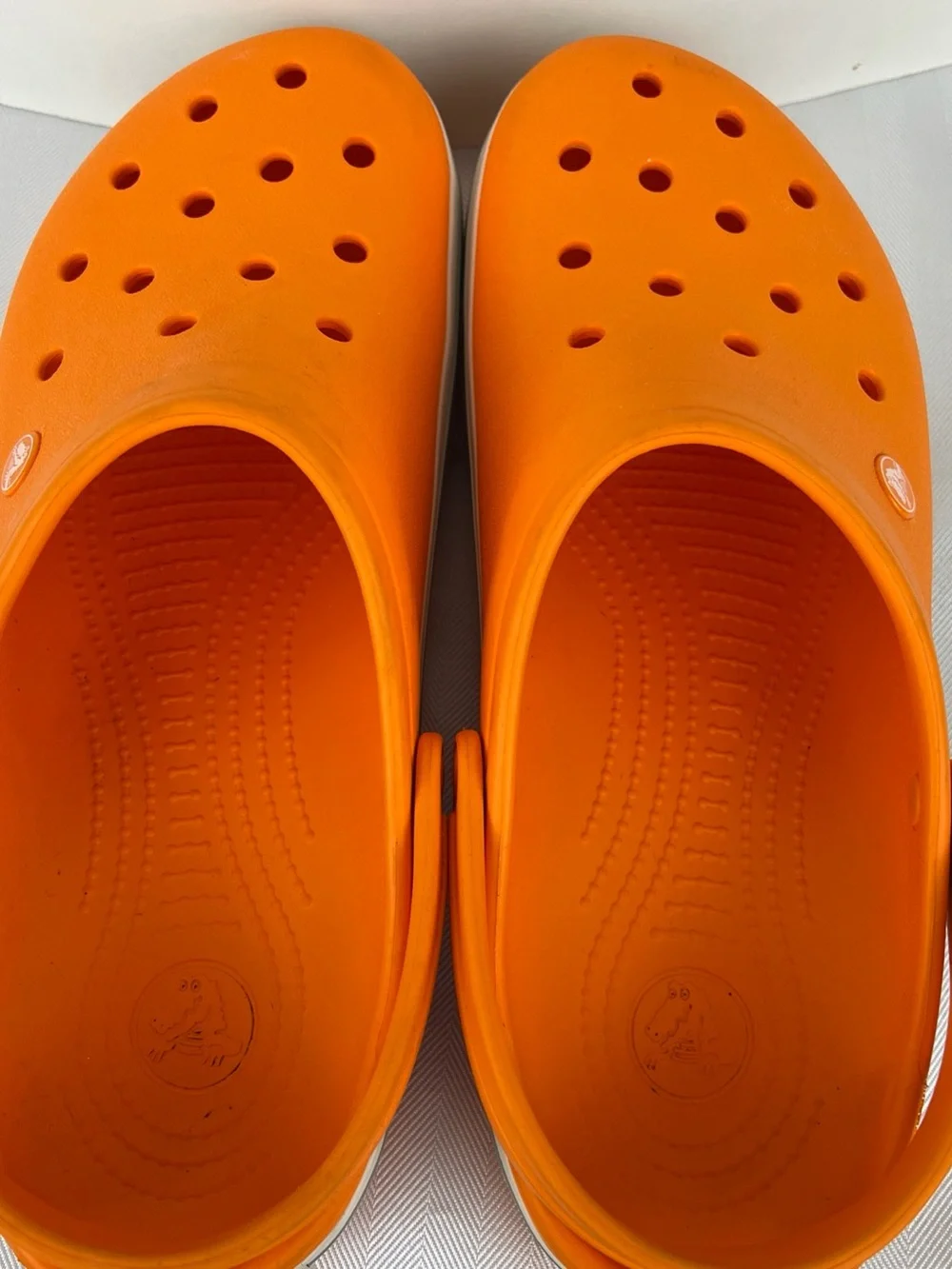 CROCS Crocband in vivid Orange with White-Trim Midsole